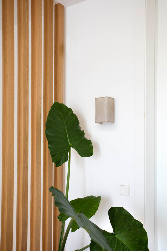 Aplique de pared OTTON RCT yute vertical marrón FARO 66400-98 en ambiente interior decorativo, luminaria ecológica natural para hogar u hotel con superficie yute texturizada.