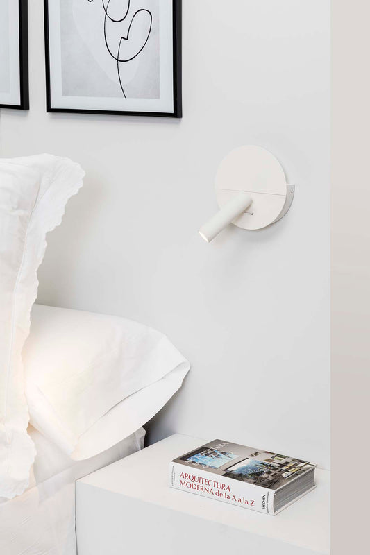 Imagen de aplique lector DUAS USB C blanco FARO 68467N en ambiente interior, luminaria superficie de acero para pared con puerto USB C y iluminación de lectura.