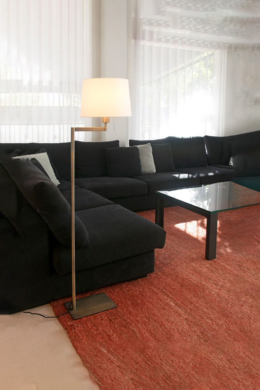 Lámpara de pie ARTIS en bronce de FARO modelo 68489 en ambiente interior, diseño atemporal con base de acero y pantalla textil para iluminación hogareña.