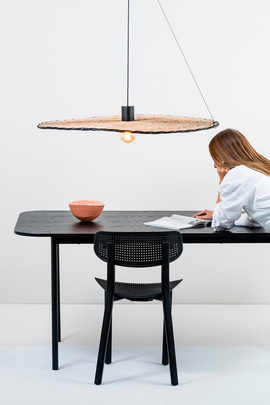 Lámpara colgante COSTAS 1000 de FARO en negro mate y ratán natural, luminaria suspendida estilo mediterráneo Lluscà para iluminación interior en hogar acogedor.