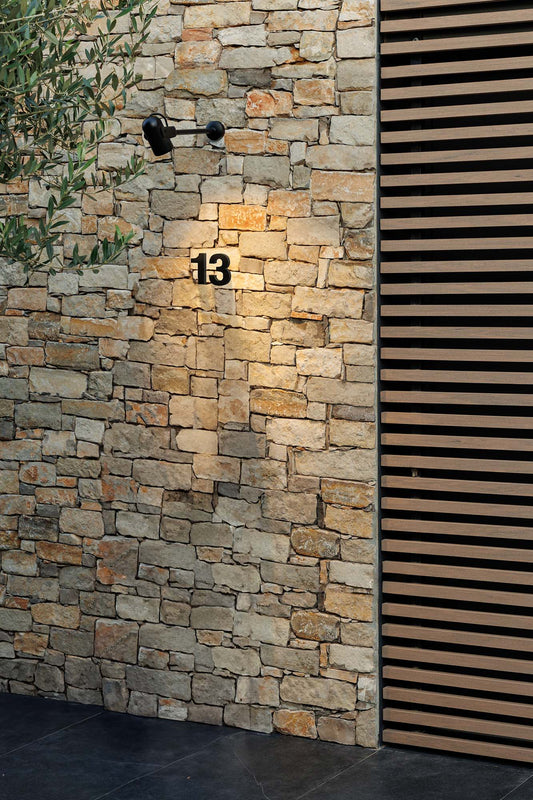 Lámpara proyector SLOT 500 negro FARO modelo 70036 en ambiente exterior de jardín, luminaria superficie LED IP65 aluminio para terraza