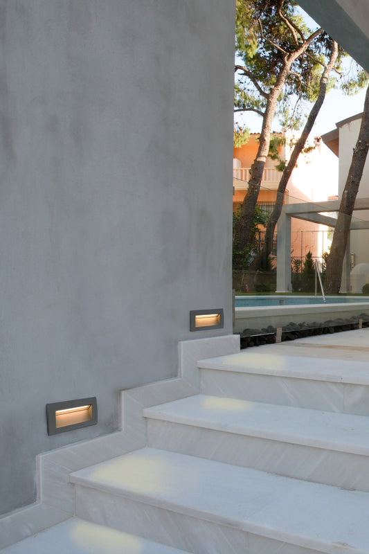 Luz empotrable LED SEDNA RCT gris oscuro de aluminio, modelo FARO 70147, instalada en jardín exterior IP65 para terrazas y patios