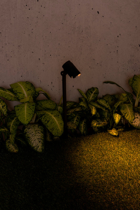 Lámpara proyector LED FOC 520 Gris Oscuro FARO 70159 en jardín exterior, iluminación orientable de aluminio IP65 para terraza