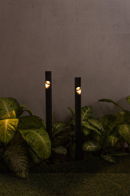 Estaca iluminación BEZEL negro FARO 70248 en ambiente de jardín: luminaria exterior de aluminio IP65 para caminos LED, iluminando senderos nocturnos