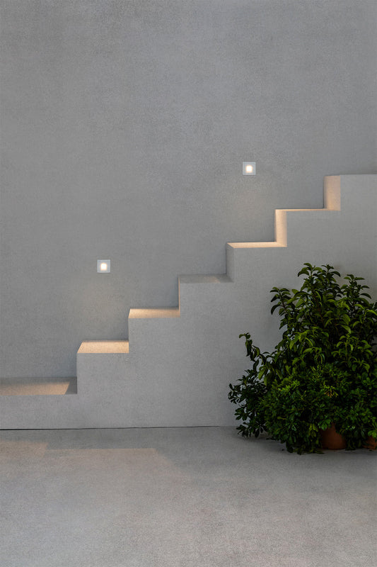 Luz empotrable DART SQ blanco 2700K FARO modelo 70272 en imagen ambiente, LED exterior IP65 para pared con cristal difusor, iluminación señalización cálida 7033