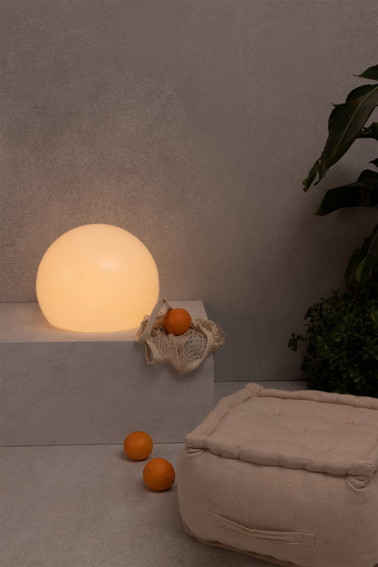 Lámpara exterior BALDA 400 blanca de FARO modelo 70498 en ambiente de jardín, luminaria superficie impermeable y portable para iluminación contemporánea exterior, faro blanco 1509 ideales para patios y terrazas.