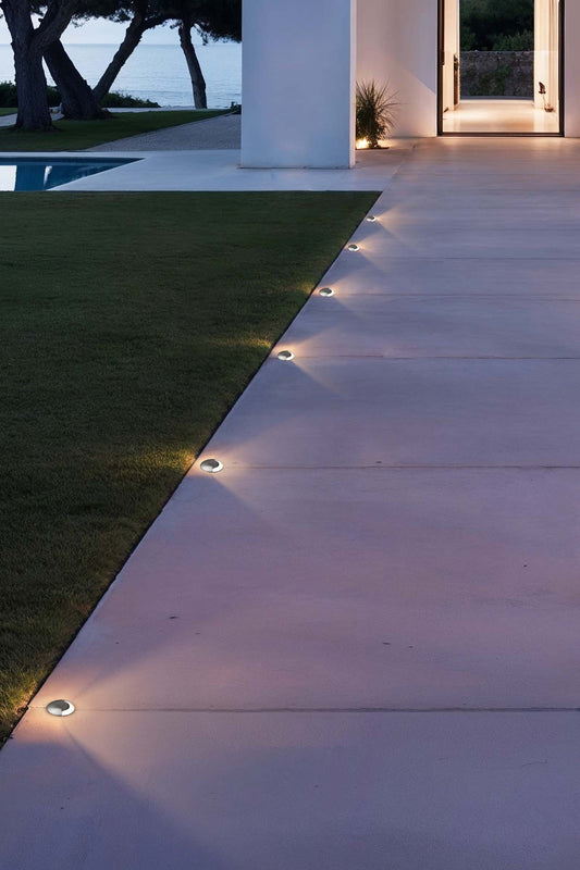 Luz empotrable KANE 1 níquel 3000K instalada en jardín exterior, FARO LED acero inoxidable IP67 para pared e iluminación exterior, modelo 70660