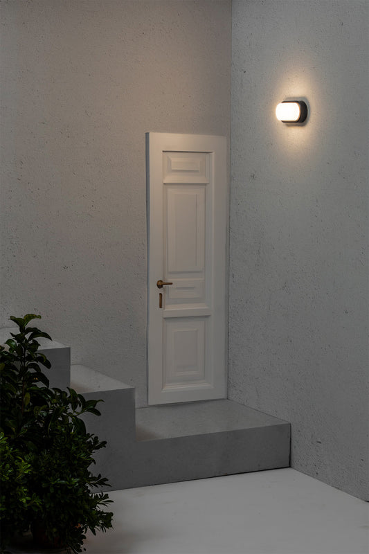 Lámpara de pared FRED 200 en gris oscuro de FARO (modelo 70663) instalada en terraza exterior, luminaria LED de superficie IP65 con iluminación cálida para exteriores