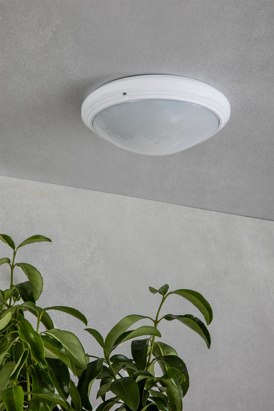 Plafon exterior DAKRON blanco modelo FARO 70722 en ambiente de jardín, lámpara de pared IP65 en ABS y policarbonato para iluminación exterior