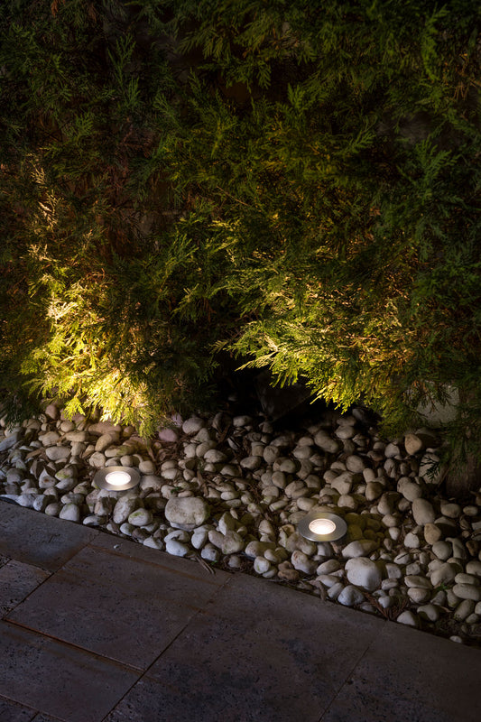 Luminaria empotrable LED GRUND 92 Inox 13W de FARO (ref. 70729) instalada en ambiente exterior de jardín y terraza, iluminando suelo en acero inoxidable para iluminación LED duradera en exteriores.