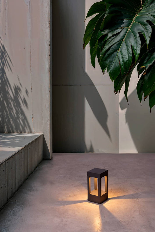 Baliza exterior AGRA 200 en gris oscuro con luz cálida 3000K, faro de aluminio y cristal para jardín, iluminación exterior resistente IP55 en entorno ambiente