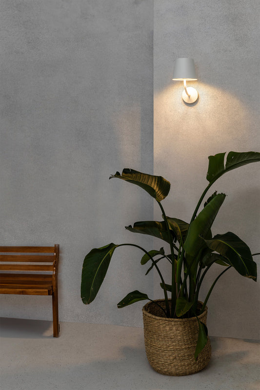 Aplique exterior TOC blanco FARO 70780 en ambiente de jardín o terraza, luminaria LED de superficie IP65 para exteriores, colección 730