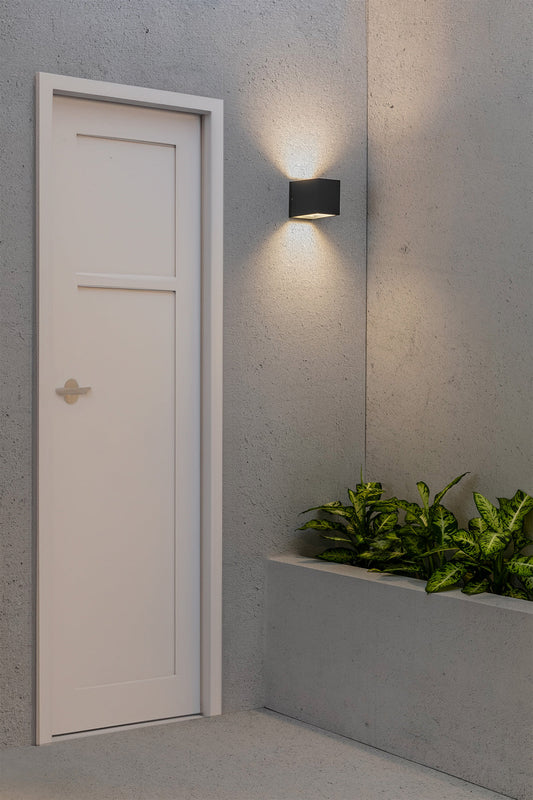 Lámpara de pared exterior LACRE Aplique gris oscuro FARO 70802 en ambiente, luminaria superficie aluminio cristal para iluminación exterior pared