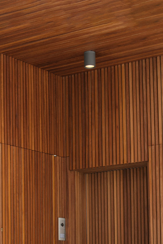 Plafon TASA gris oscuro exterior FARO modelo 70806 en entorno residencial, luminaria superficie aluminio cristal IP44 IK06, iluminación exterior moderna