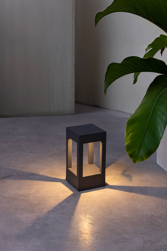 Baliza exterior AGRA 200 en gris oscuro con LED 2700K cálido, faro de aluminio para luminaria superficie en jardín e iluminación de caminos, modelo 70840 en entorno natural.