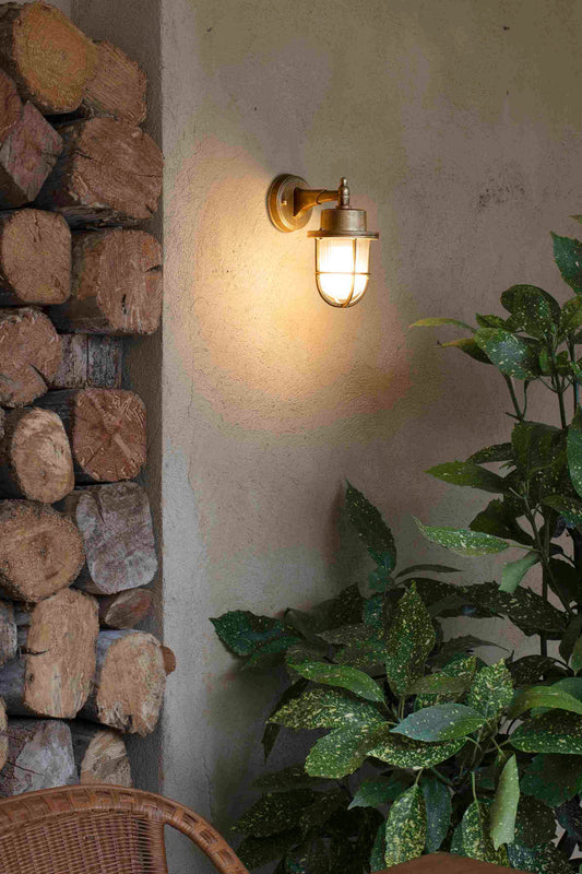 Aplique de pared NAHIR en latón FARO modelo 70992 en ambiente exterior, luminaria superficie IP44 para jardín y terraza, serie 7102 iluminación exterior