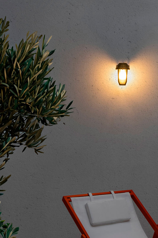 Aplique de pared BORDA en latón dorado FARO 70997 en ambiente exterior de jardín o terraza, iluminación resistente IP44 con cristal, made in Europe