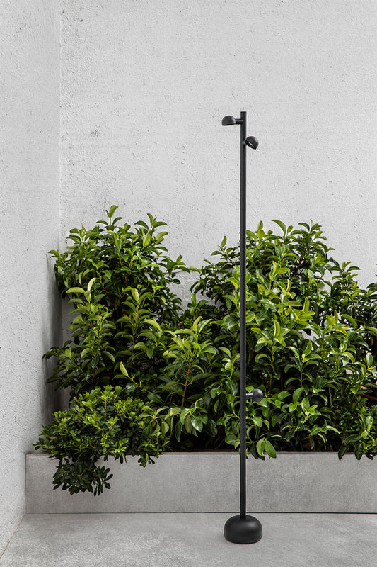 Farola exterior BROT 1800 en negro de aluminio, iluminación LED cálida IP65 para jardín, luminaria superficie instalada en ambiente nocturno, modelo FARO 71254