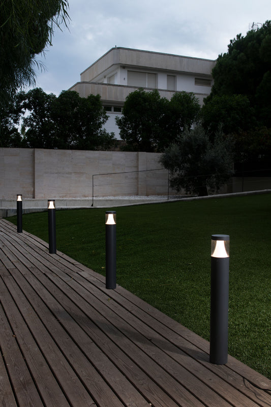 Baliza LED PLIM 1 gris oscuro faro exterior 71299 en ambiente jardín, luminaria superficie aluminio iluminando zonas de paso