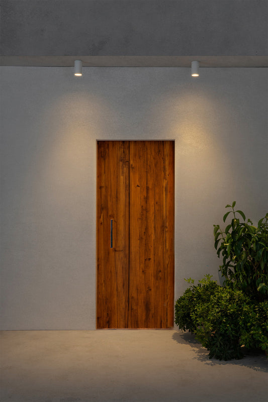 Plafon OLOT blanco exterior FARO modelo 71372 en ambiente de terraza, luminaria superficie de aluminio con cristal transparente IP44 para iluminación exterior