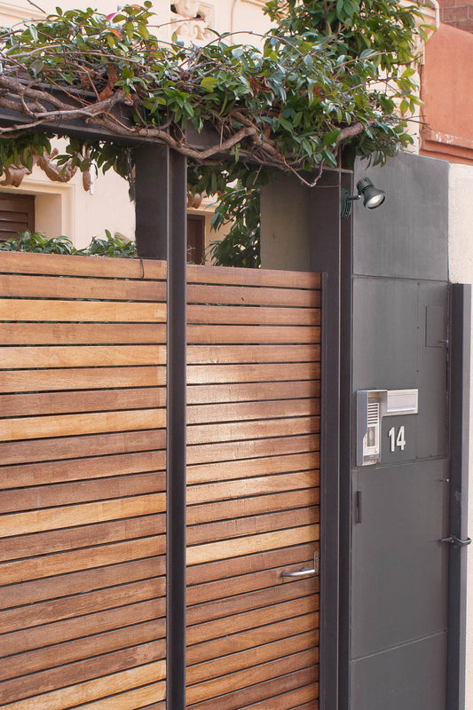 Lámpara proyector aplique Project 73 gris oscuro FARO serie 1228 en ambiente exterior de jardín, iluminación pared con aluminio y cristal transparente IP65