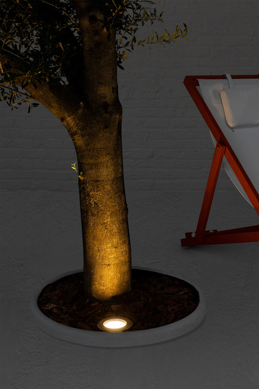 Luz empotrable LIO níquel mate FARO 71495 instalada en jardín exterior, iluminación LED suelo IP67 IK08 acero inoxidable cristal serie 208