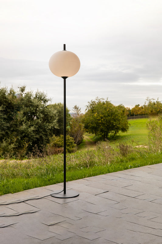 Lámpara de pie exterior SAIGON OUT 2100 R45 gris/blanco mate de FARO en ambiente de jardín, diseño minimalista en aluminio para iluminación jardín