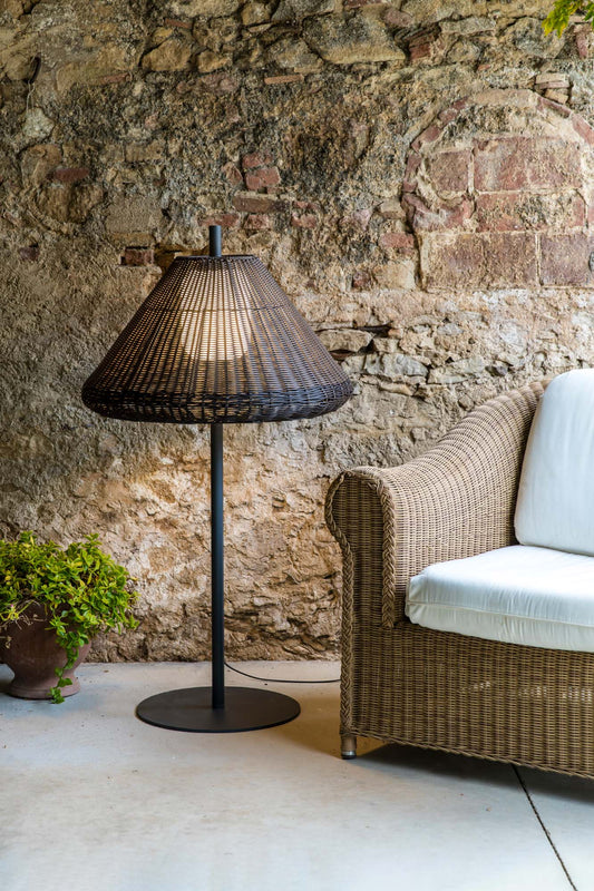 Lámpara de pie exterior SAIGON OUT 1200 W70 en gris y marrón de FARO (71575-07), diseño Nahtrang con estructura de aluminio y mimbre sintético, iluminando jardín o terraza en ambiente nocturno