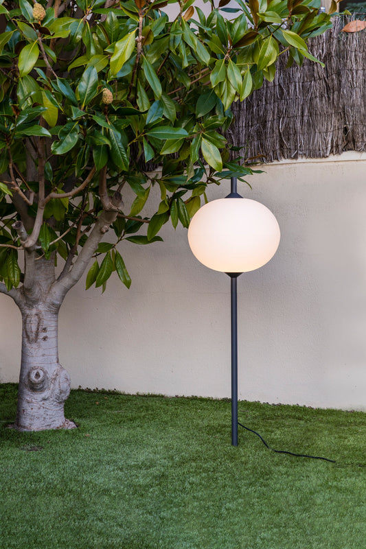 Lámpara estaca exterior SAIGON OUT 1500 R45 en gris y blanco, faro de aluminio IP65 para jardín, diseño minimalista iluminando ambiente exterior luminaria superficie.