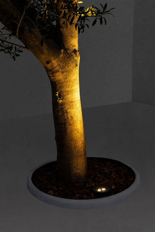 Luminaria empotrable TRAS 2L orientable negra FARO 71701 en ambiente exterior de jardín, instalada en suelo con aluminio y cristal, LED IP67 impermeable para iluminación jardín.