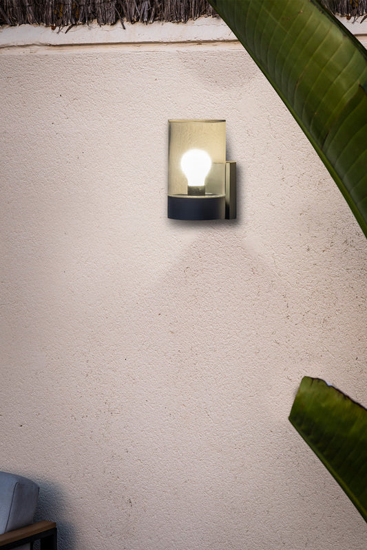 Aplique de pared KILA gris oscuro transparente FARO 71743 en ambiente exterior, luminaria de aluminio y cristal IP65 para iluminación de porche