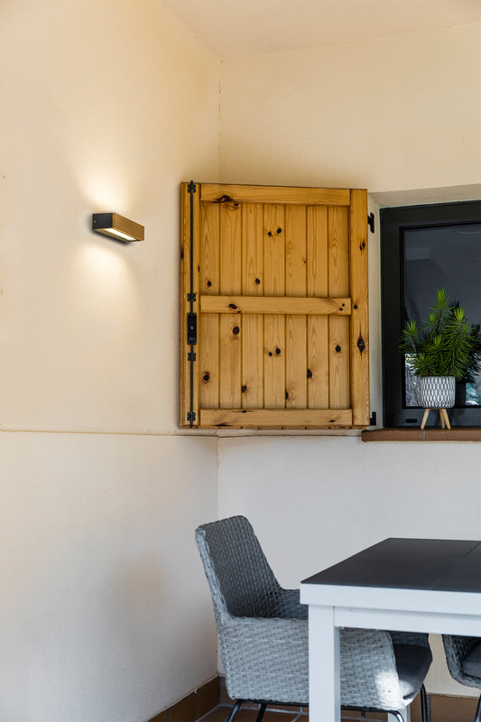 Aplique de pared LED DORO 220 en madera teca de FARO (modelo 71899, colección 7191) instalado en ambiente exterior de jardín o terraza, luminaria superficie IP65 para iluminación LED exterior.