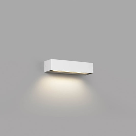 Aplique LED exterior LAKO blanco FARO 71909 colección 7192 en ambiente pared exterior, luminaria aluminio cristal IP65