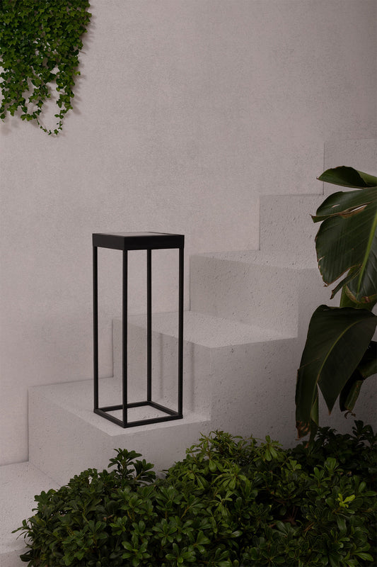 Baliza portátil solar KASP 500 negra de 50cm en ambiente exterior, faro LED ecológico iluminando terraza de hotel, modelo 71913