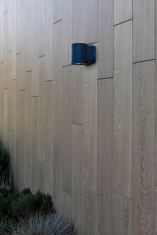 Aplique de pared TOND 1L gris oscuro 3000K FARO serie 71916 en ambiente exterior, luminaria LED IP54 aluminio para iluminación de fachada