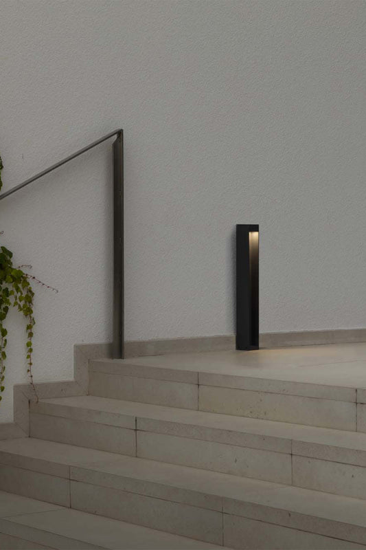 Baliza LED CERLER 600 gris oscuro, faro exterior de aluminio serie 669 para caminos de jardín, iluminación 360° IP65 en ambiente luminoso