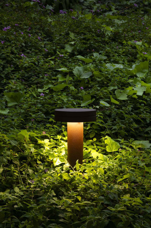 Baliza exterior ESPOT 350 Marrón Óxido en ambiente de jardín, faro LED IP65 con iluminación 360º superficie, modelo 71947