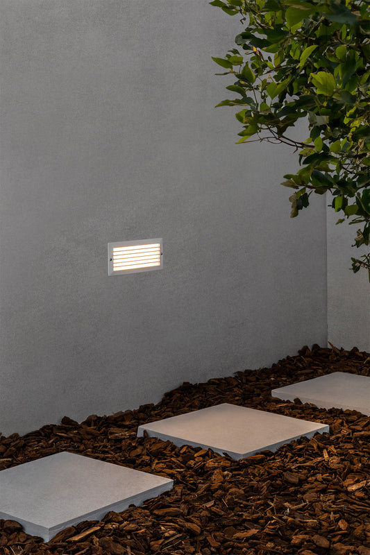 Luminaria empotrable STRIPE blanco FARO 72093 instalada en pared de jardín exterior, iluminación LED en aluminio IP54 resistente al agua para exteriores