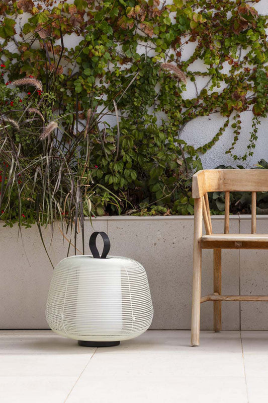 Lámpara portátil NARA Beige FARO 72102-155 en ambiente de jardín exterior, luminaria de superficie en acero IP65 para terraza y jardín