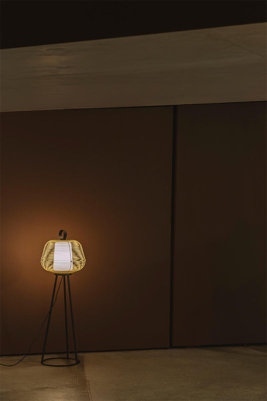 Lámpara de pie NARA en beige, modelo FARO 72103-155, instalada en jardín exterior con iluminación outdoor en acero para terraza y luminaria de superficie.