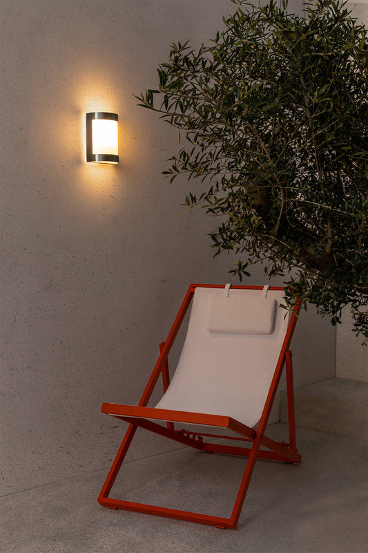 Lámpara de pared CELA 1 en níquel mate de FARO (ref. 72280), instalada en ambiente exterior de jardín o terraza, iluminación IP54 en acero inoxidable para luminaria superficie.