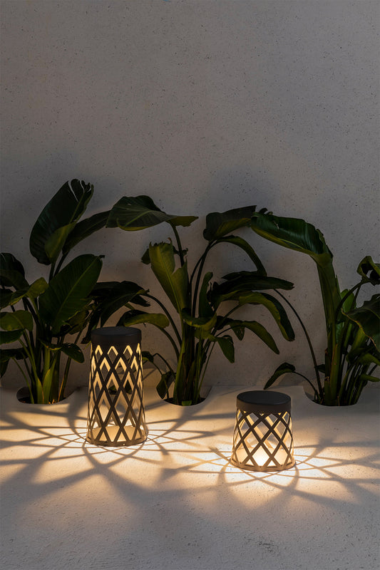 Baliza exterior SHADOW 250 gris oscuro FARO 72311 instalada en jardín contemporáneo, luminaria de aluminio y cristal LED para patios y exteriores