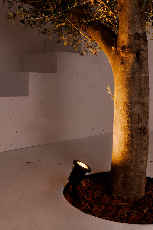 Luminaria estaca negra FARO 73150 en ambiente jardín exterior, iluminación suelo con GU10 LED, IP44, aluminio y cristal, colección 224