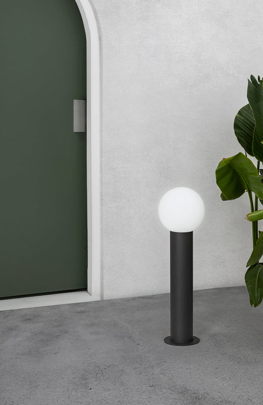 Luminaria sobremuro MOON 610 gris oscuro FARO 74434B-01 en ambiente de jardín y terraza, iluminación exterior de superficie en aluminio y PMMA, colección 1282