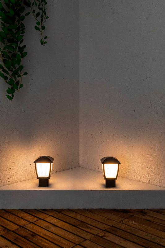 Imagen ambiente de luminaria sobremuro WILMA 270 gris oscuro FARO código 74997, instalada en terraza de jardín exterior, fabricada en aluminio con protección IP44 para iluminación de superficie en colección 1816