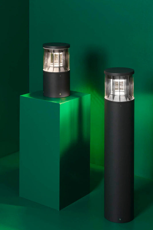 Luminaria sobremuro SCREEN 250 Gris Oscuro 2700K de FARO instalada en jardín exterior, iluminación LED cálida para parque con protección IP65 e IK10