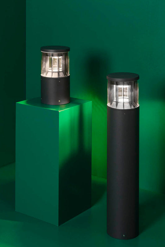 Luminaria sobremuro SCREEN 250 gris oscuro FARO 2700K en ambiente de jardín exterior, iluminación LED cálida con control Bluetooth CASAMBI, IP65 IK10 resistente, 751002C