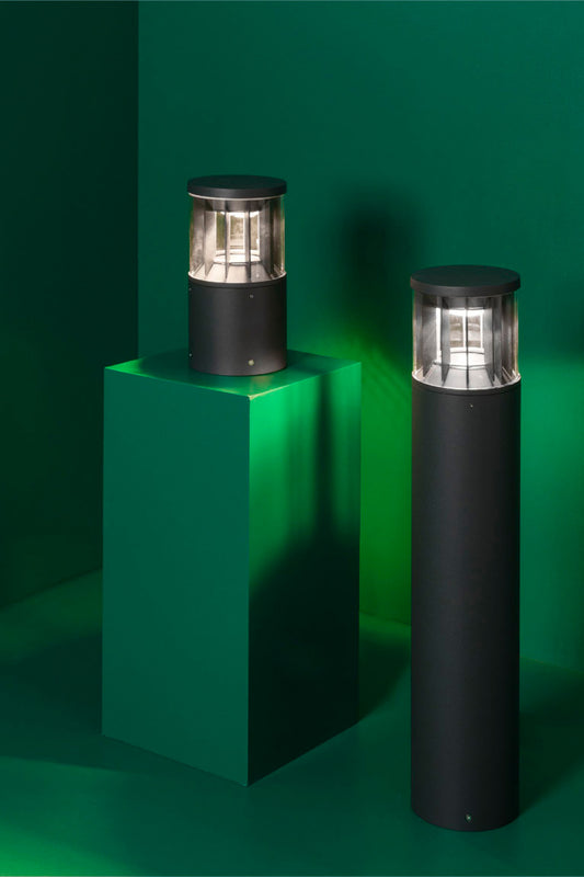 Luminaria sobremuro SCREEN 250 gris oscuro 3000K de FARO (751012C) en ambiente de jardín exterior, iluminación cálida IP65 resistente, compatible con Casambi para exteriores