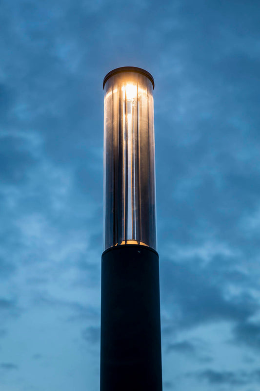 Farola SCREEN 3100 gris oscuro 3000K LED instalada en jardín exterior, iluminación cálida DALI IP65 superficie, modelo FARO 751211D ambiente