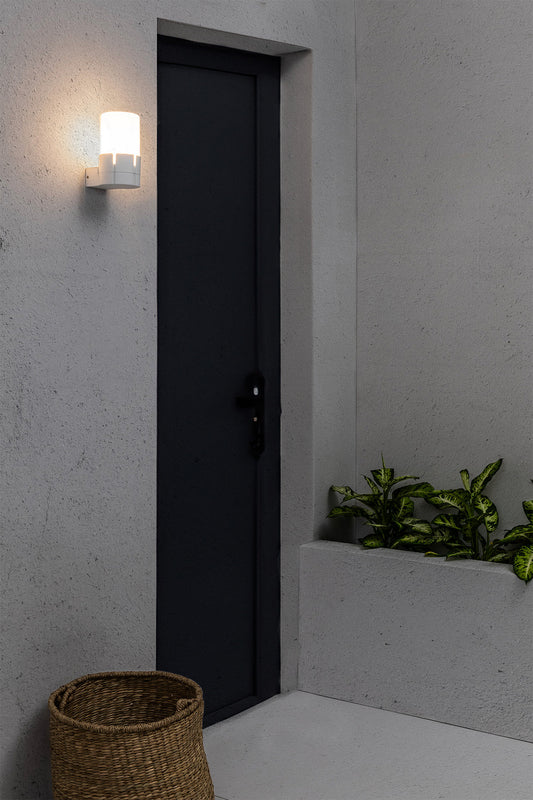 Aplique exterior TRAM Blanco FARO 75533 en entorno urbano, luminaria pared aluminio IP44, diseño Estudi Ribaudí para iluminación exterior